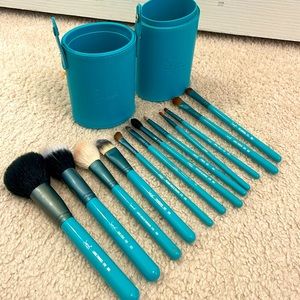 Sigma Brush Set with Container